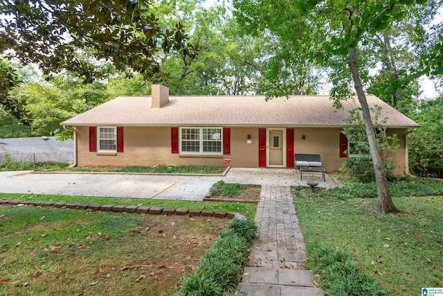 ranch-style home featuring a front lawn