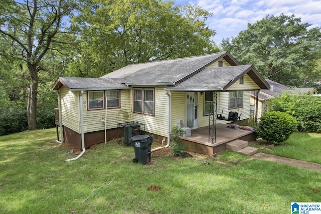 view of front of house featuring a front lawn