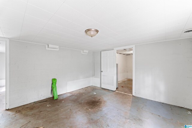 spare room featuring concrete floors