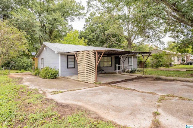 ranch-style house featuring a front lawn