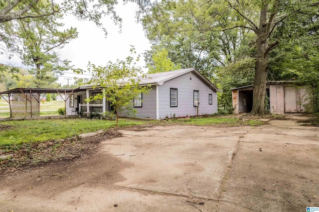 view of front of home featuring a front yard and a carport