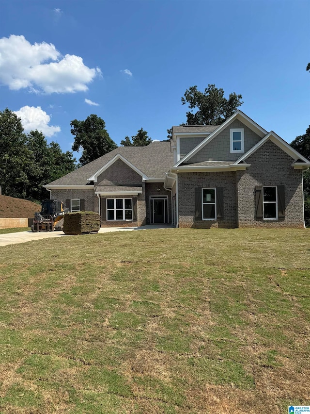 craftsman house featuring a front lawn