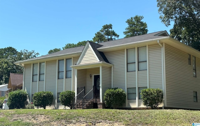 view of front facade with a front lawn