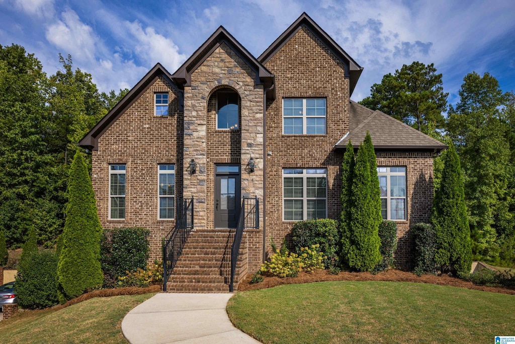 view of front facade featuring a front lawn