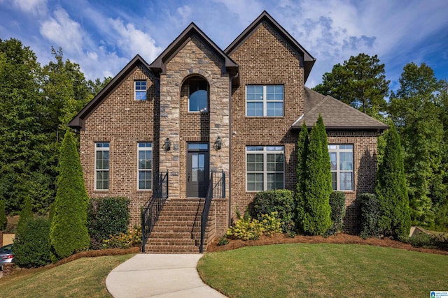 view of front facade featuring a front lawn