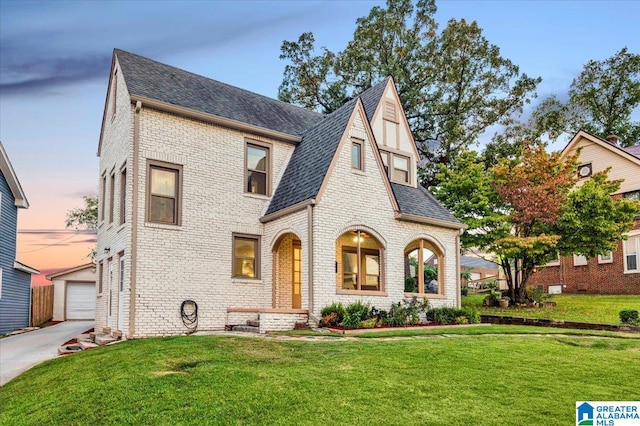 view of front of home featuring a yard and a garage