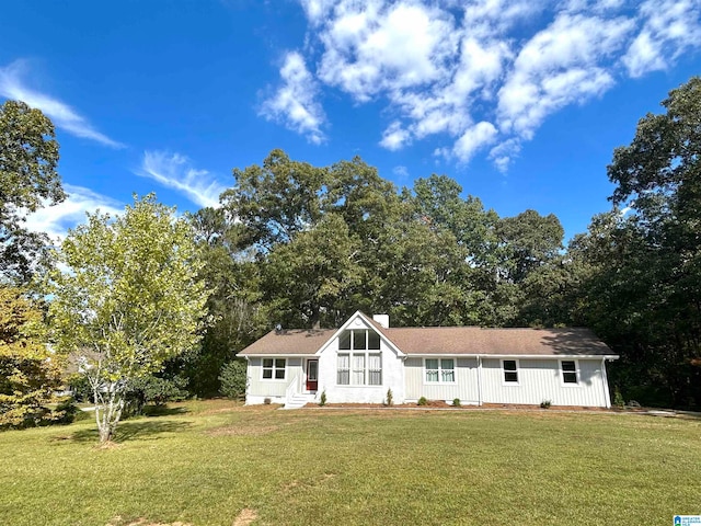 view of front facade with a front lawn