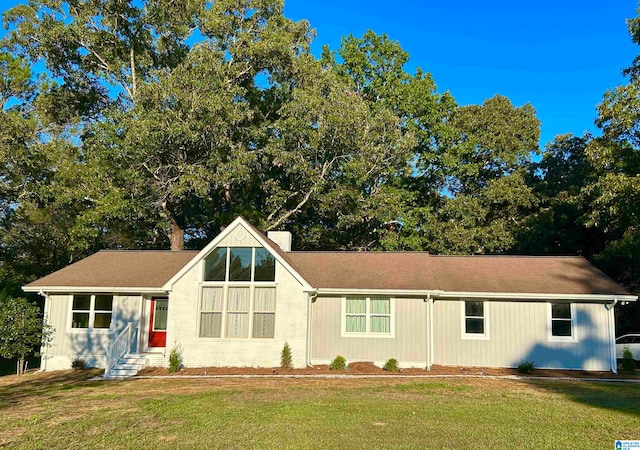 view of front of property with a front yard