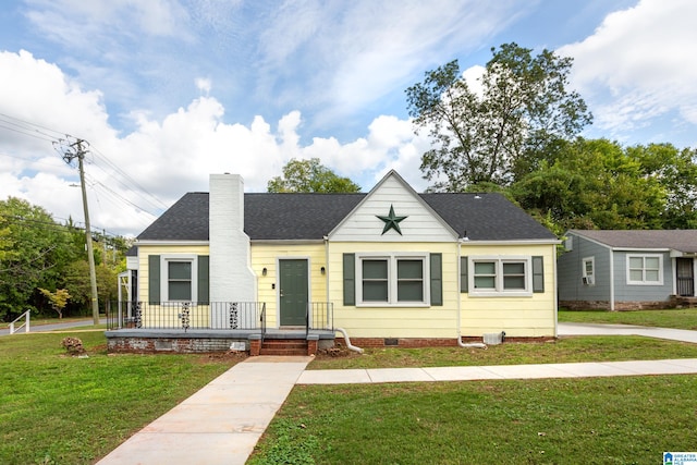 view of front facade with a front yard