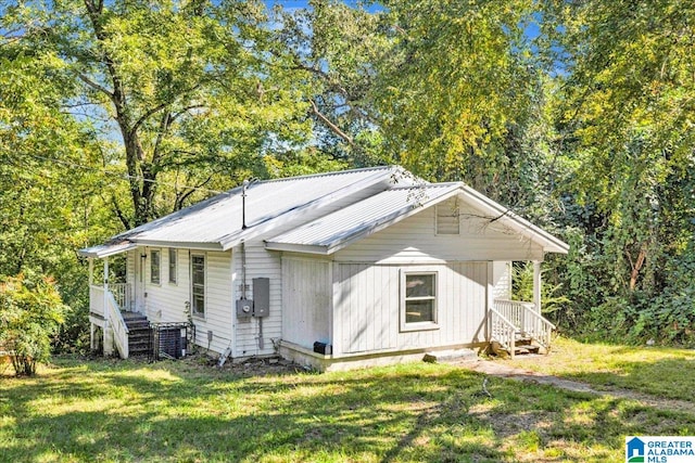 view of front of house featuring a front lawn