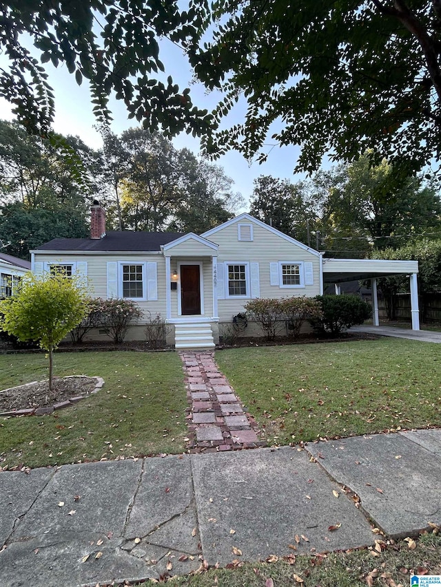 view of front of house featuring a front yard