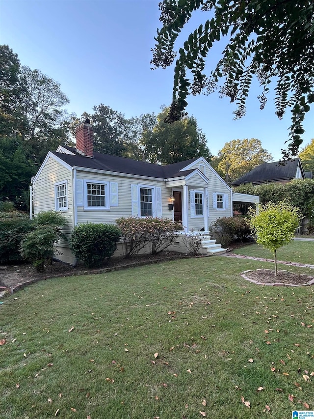 view of front of house featuring a front yard