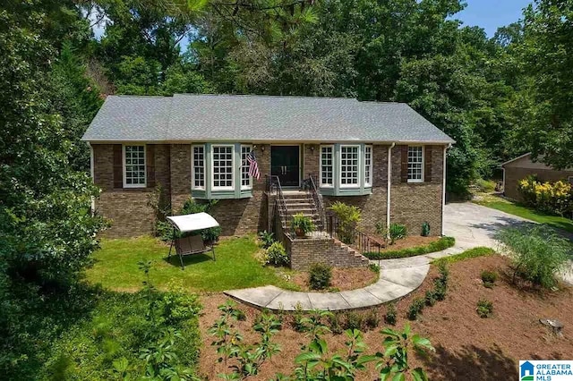 single story home featuring a front yard