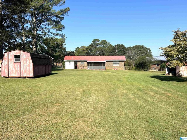 view of yard featuring a storage shed