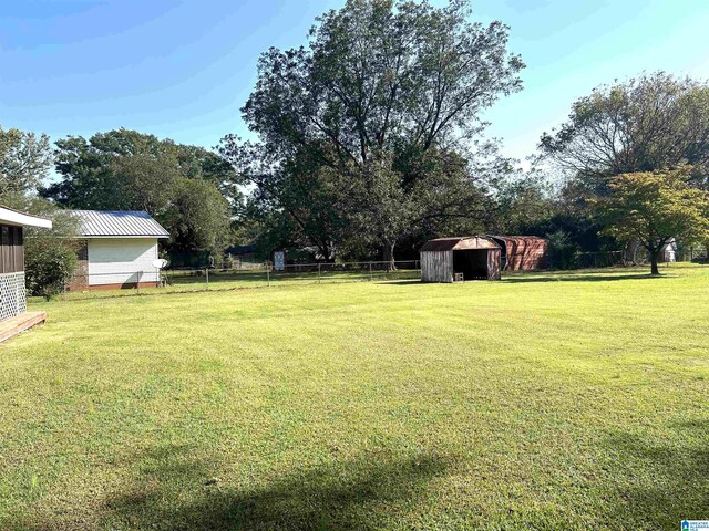 view of yard featuring a storage unit