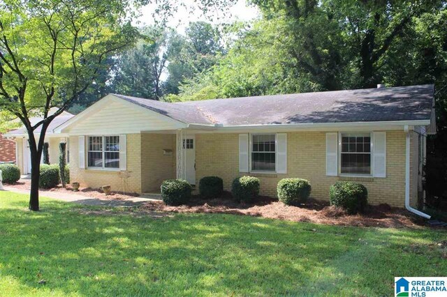 ranch-style house with a front yard