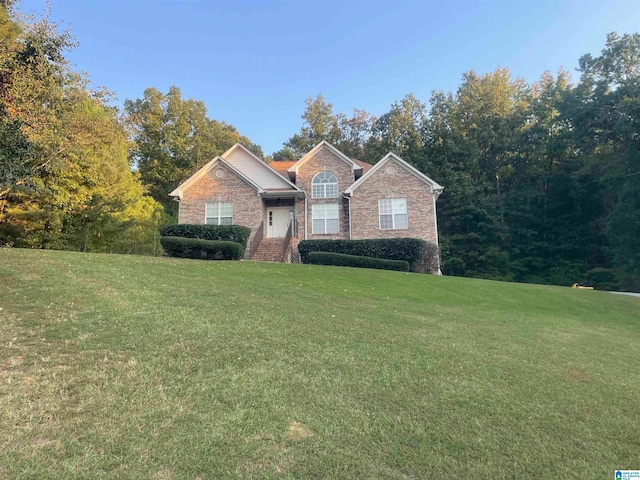 view of front facade with a front yard