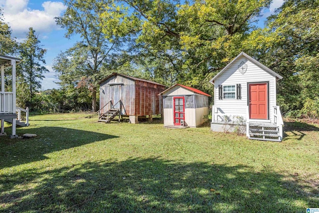 view of yard featuring a storage unit