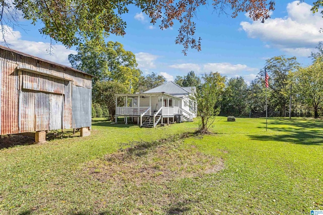 view of yard with an outbuilding