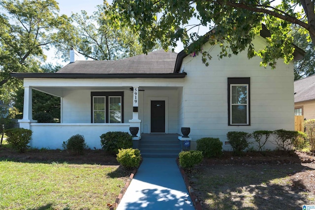 view of front of property featuring a front yard and covered porch