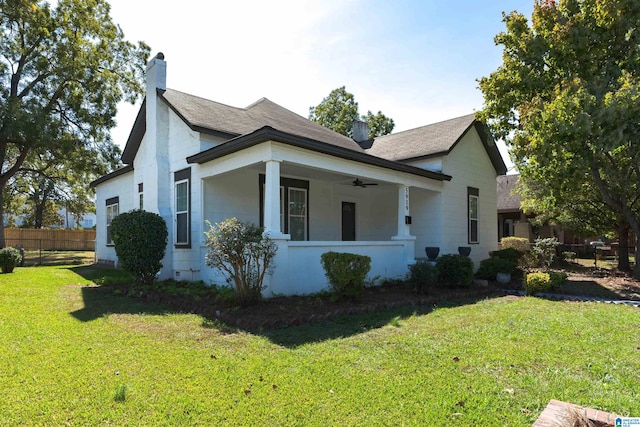 view of front facade featuring ceiling fan and a front lawn