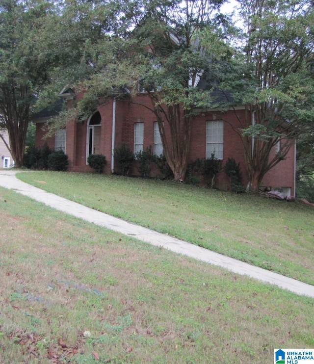 view of front of property featuring a front lawn