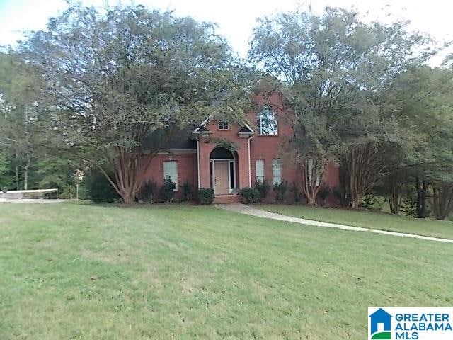 view of front of house featuring a front lawn