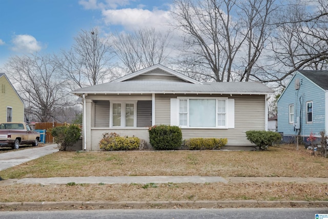 bungalow featuring a front yard