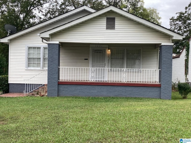 view of front facade featuring covered porch and a front yard