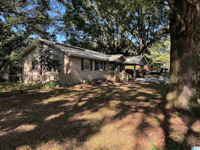 view of front of home featuring a front lawn