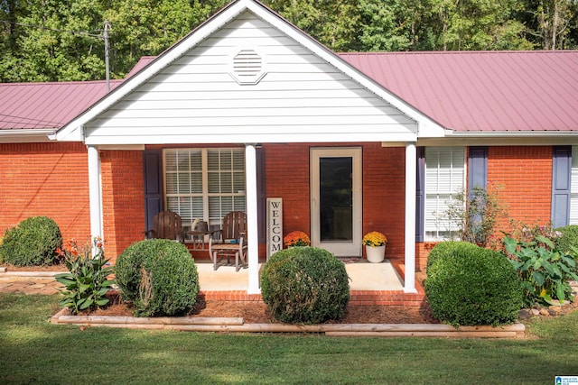 view of front of house featuring a front lawn and covered porch