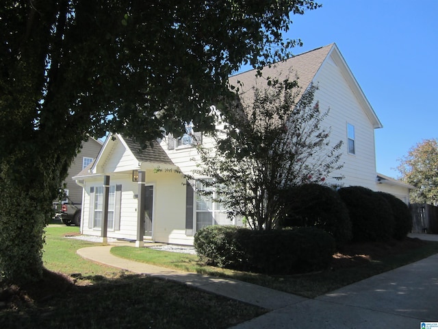 view of front of home with a front lawn