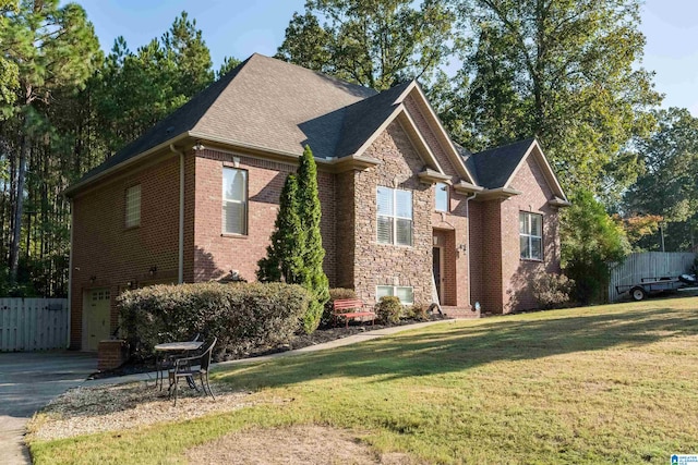 view of front facade featuring a front yard