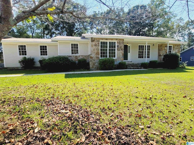 ranch-style house featuring a front yard