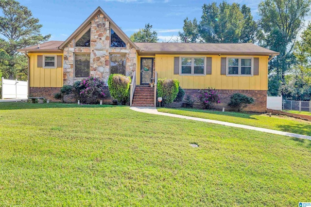 view of front of home featuring a front yard