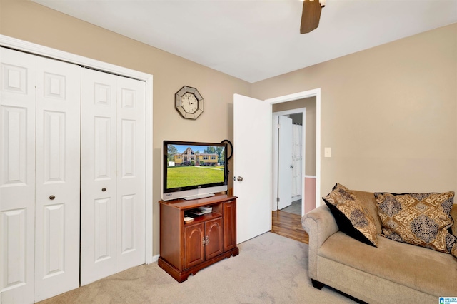 carpeted living room featuring ceiling fan