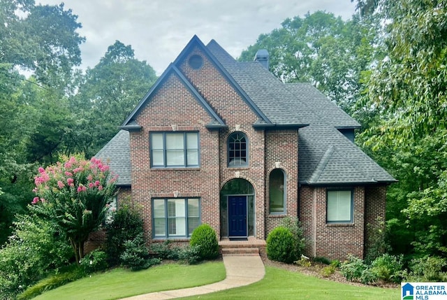 view of front of house with a front lawn