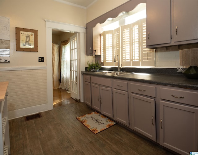 kitchen featuring dark hardwood / wood-style floors, crown molding, sink, and gray cabinetry