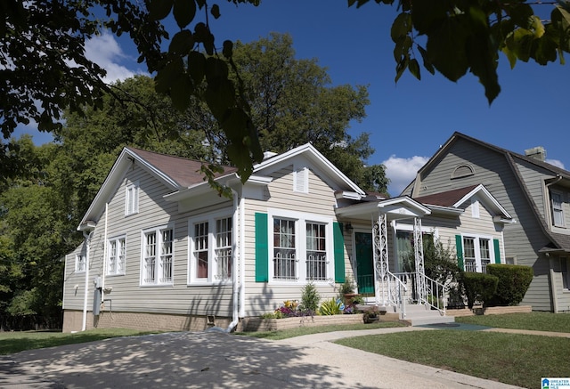 view of front of property with a front yard