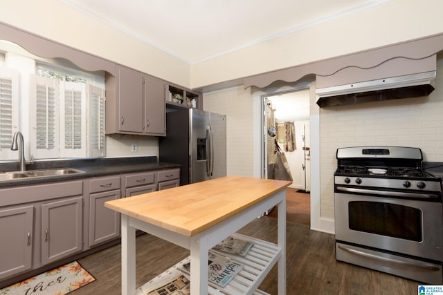 kitchen featuring gray cabinetry, dark hardwood / wood-style flooring, sink, stainless steel appliances, and ornamental molding