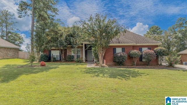 ranch-style house featuring a front lawn