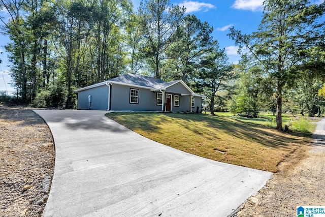 view of front of home featuring a front yard and a garage