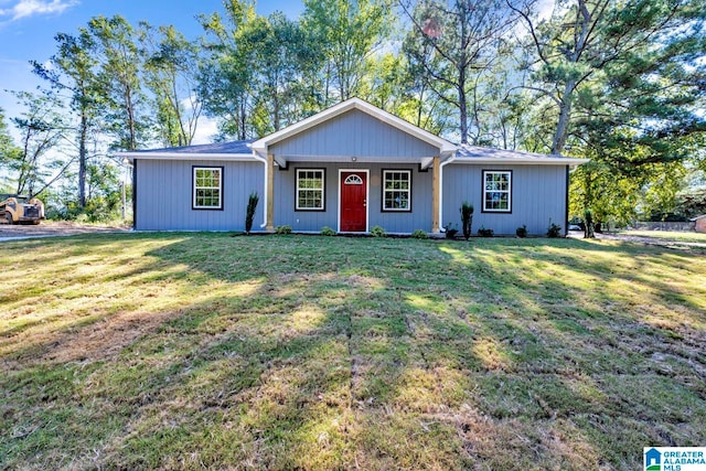 ranch-style house featuring a front yard