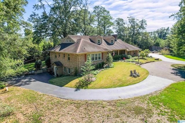 view of front of property with a front yard