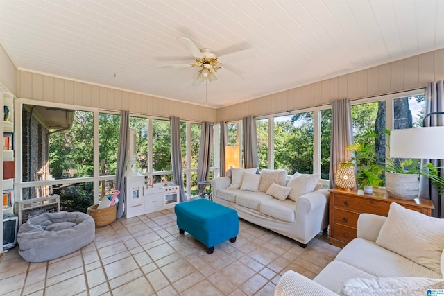 sunroom with ceiling fan