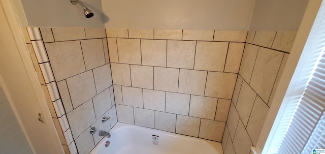 bathroom with tiled shower / bath combo