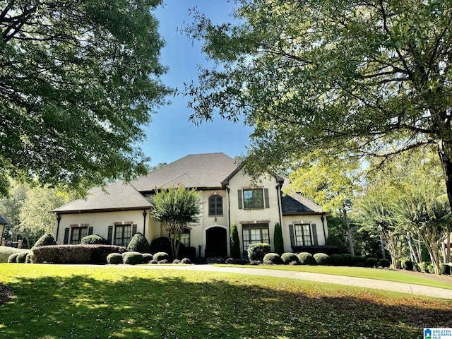 view of front facade featuring a front yard