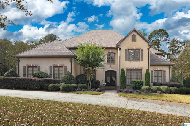 view of front facade featuring a front lawn