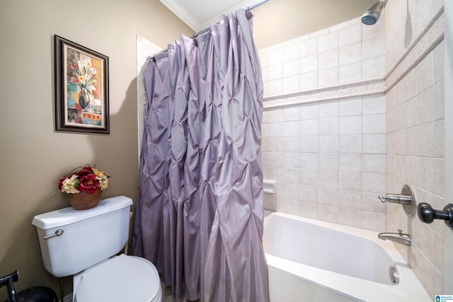 bathroom featuring crown molding, toilet, and shower / bathtub combination with curtain