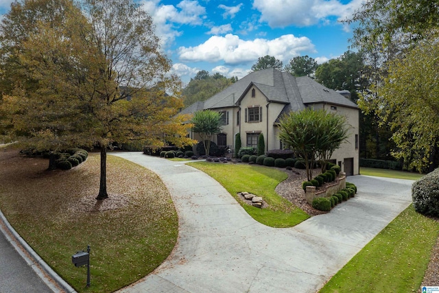 view of front of home featuring a front lawn